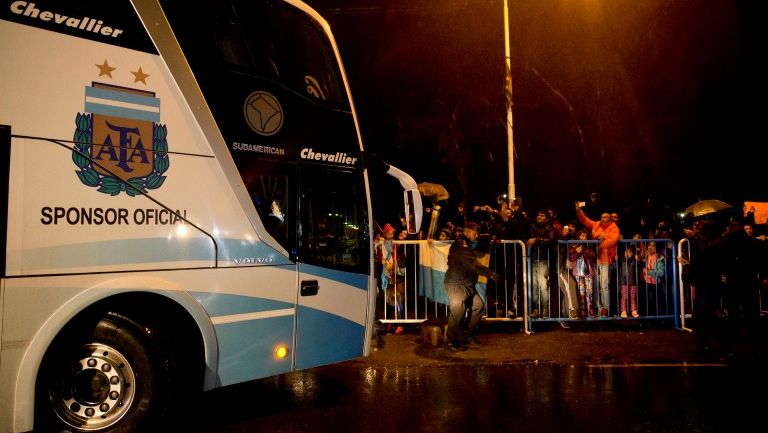 Camión de la Albiceleste llegando a suelo argentino