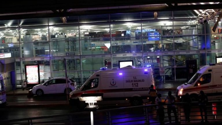 Ambulancias afuera del aeropuerto de Estambul