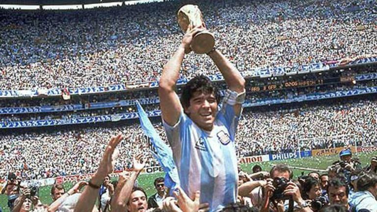 Diego Armando Maradona con la Copa Mundial en el estadio Azteca