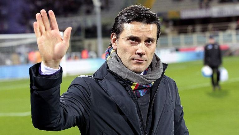 Vincenzo Montella saluda antes de un partido