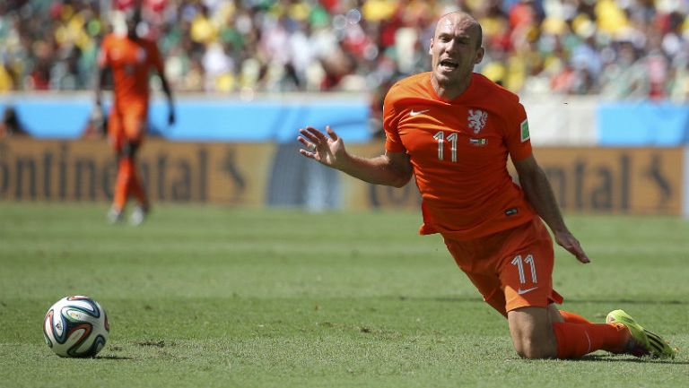Robben cae al campo tras un contacto en juego contra México