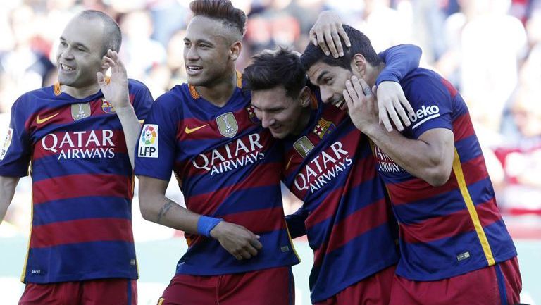 Neymar festeja un gol con Iniesta, Messi y Suárez