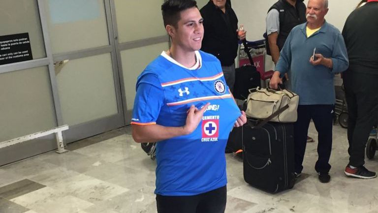 Cristaldo presume la playera de Cruz Azul a su llegada a México