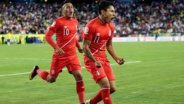 Raúl Ruidíaz (11), celebrando el gol que anotó contra Brasil