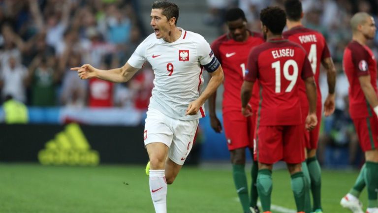 Lewandowski festeja tras marcar con Polonia