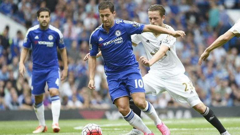 El mediocampista ofensivo belga, Eden Hazard, en un partido del Chelsea frente al Swansea