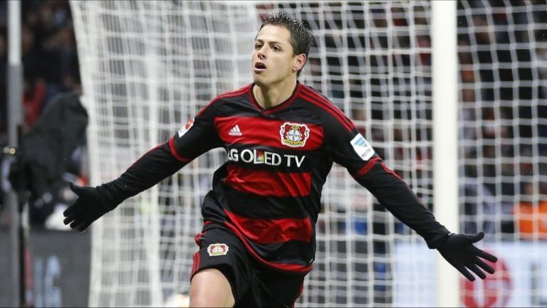 Chicharito celebra un gol con el Bayer Leverkusen