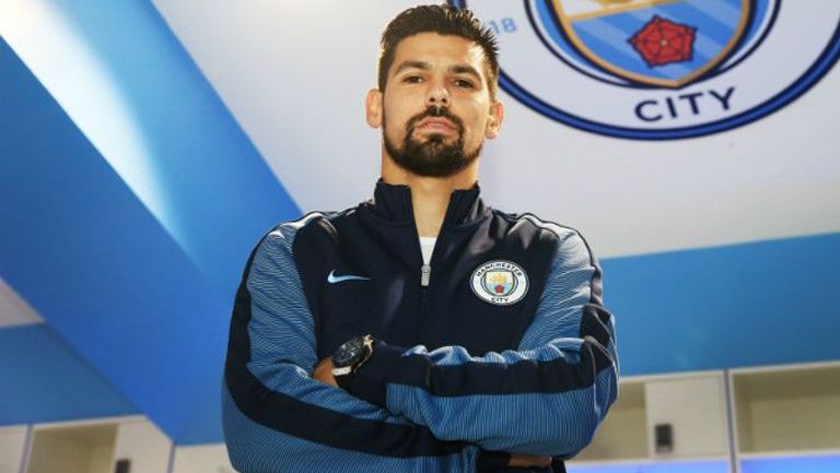 Nolito posa con la indumentaria del Manchester City