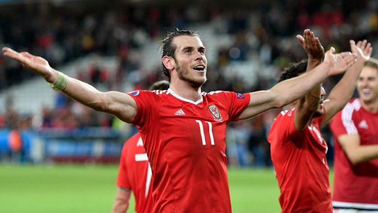 Gareth Bale festeja el pase de su selección a las Semifinales