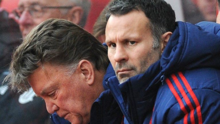 Ryan junto a Van Gaal en partido del United