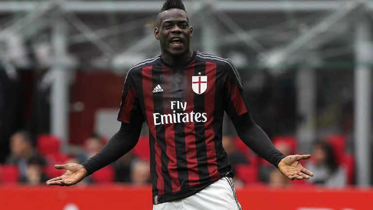 Balotelli reclama en partido con el Milán