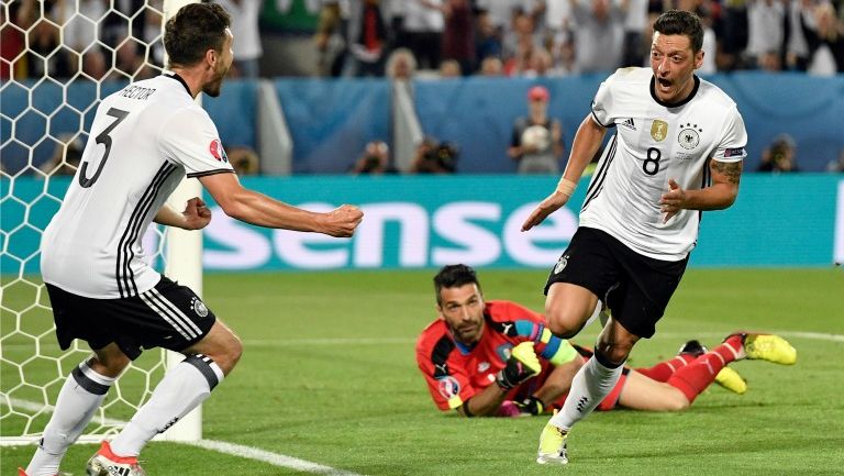 Özil festeja su tanto contra Italia en los Cuartos de Euro