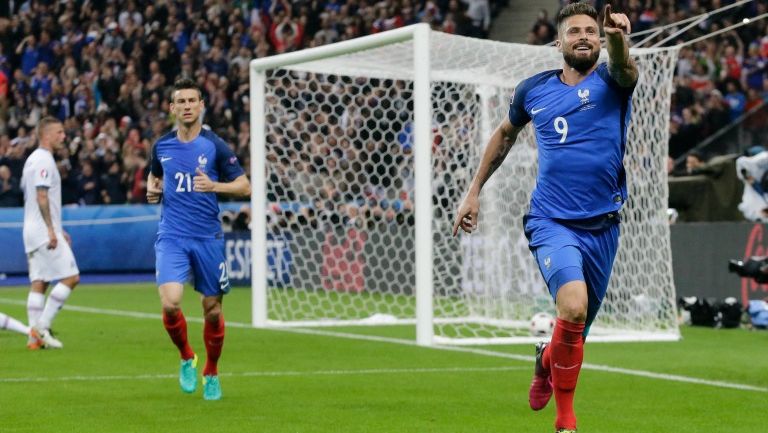 Giroud celebra un tanto contra Islandia en la Euro