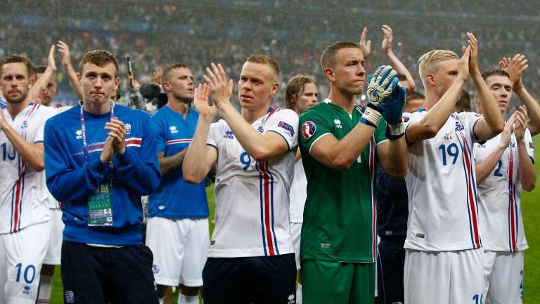 Los jugadores de Islandia aplauden a su afición