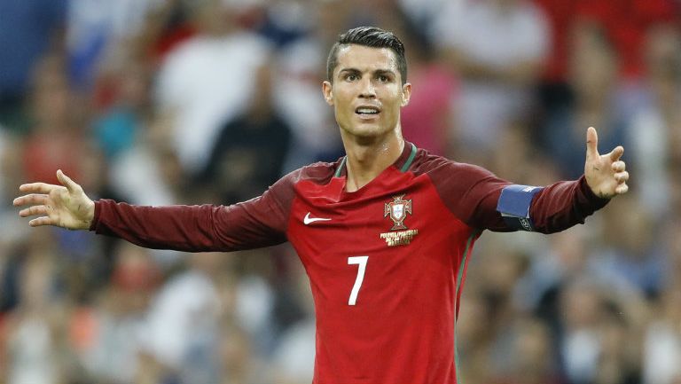 Cristiano Ronaldo recama una jugada en partido de Portugal