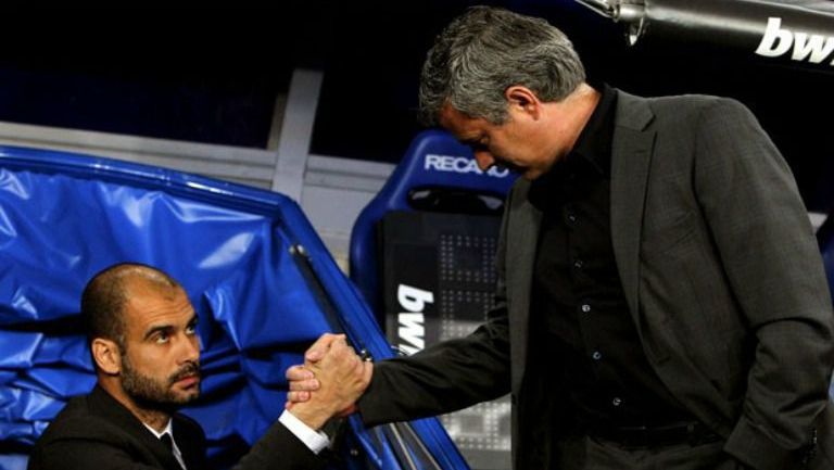 Josep Guardiola y José Mourinho se saludan previo a un clásico español