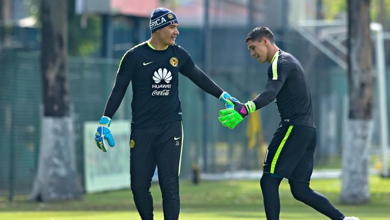 Moisés Muñoz le da la mano a Hugo González en un entrenamiento