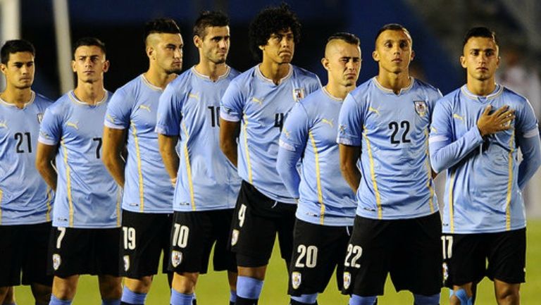 Los jugadores Sub20 de Uruguay cantando el himno previo a un partido