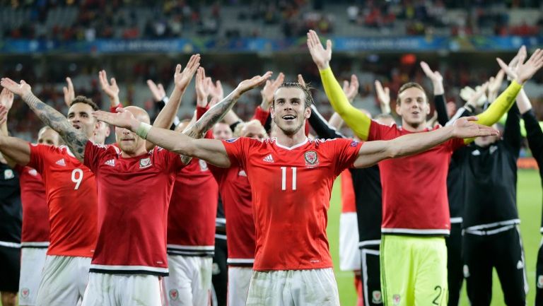 Gareth Bale y los jugadores de Gales agradecen a su afición