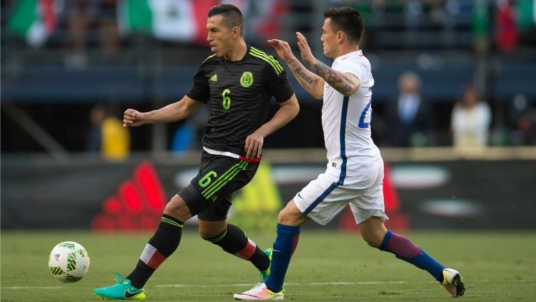 Jorge Torres Nilo de Mexico y Charles Aranguiz, durante el amistoso entre México y Chile