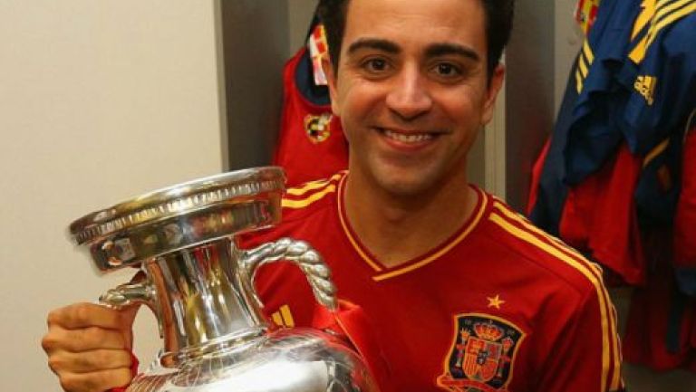 Xavi carga el trofeo de la Euro