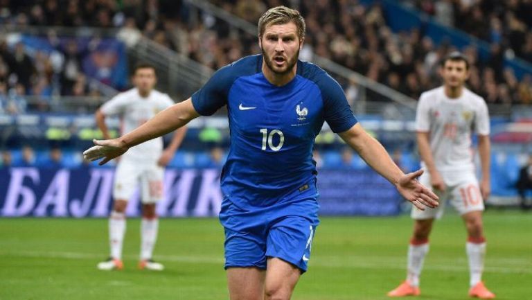 Gignac festeja un gol con Francia