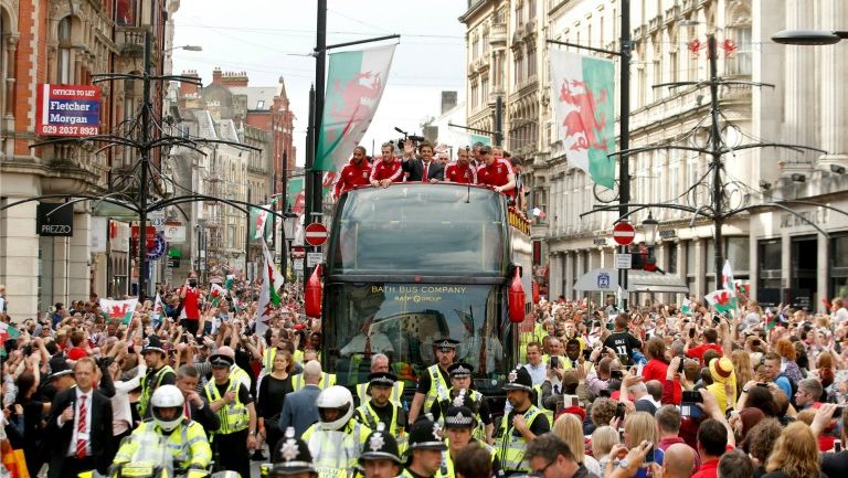Jugadores de Gales, durante el desfile de bienvenida en la ciudad de Cardiff  