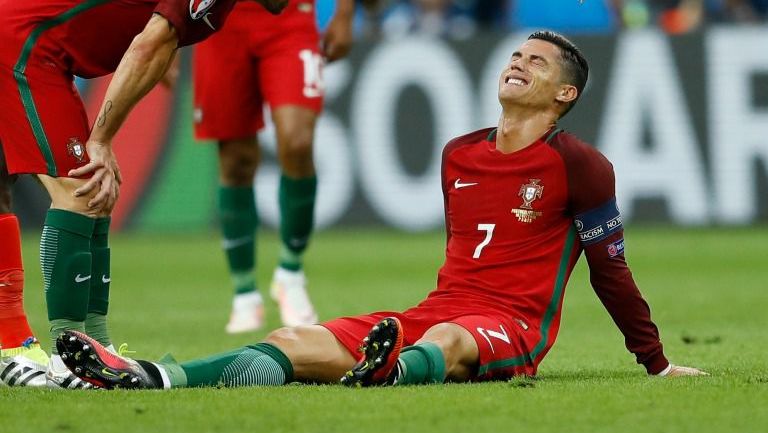 Cristiano Ronaldo parece no encontrar consuelo luego del golpe en la rodilla sufrido en la Final