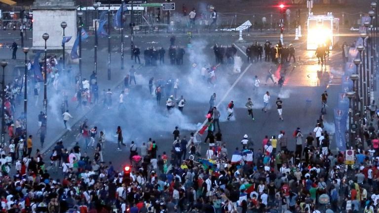 La policía intenta disuadir a los aficionados revoltosos al pie de la Torre Eiffel