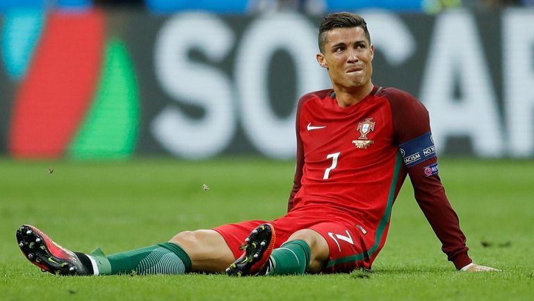 Cristiano Ronaldo llora tras su lesión en la Final de Euro