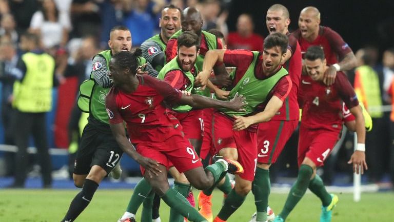 Jugadores de Portugal celebran en gol de Éder en la Final de la Euro