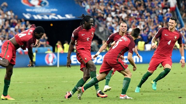 Los jugadores de Portugal corren a abrazar a Eder, autor del gol del campeonato