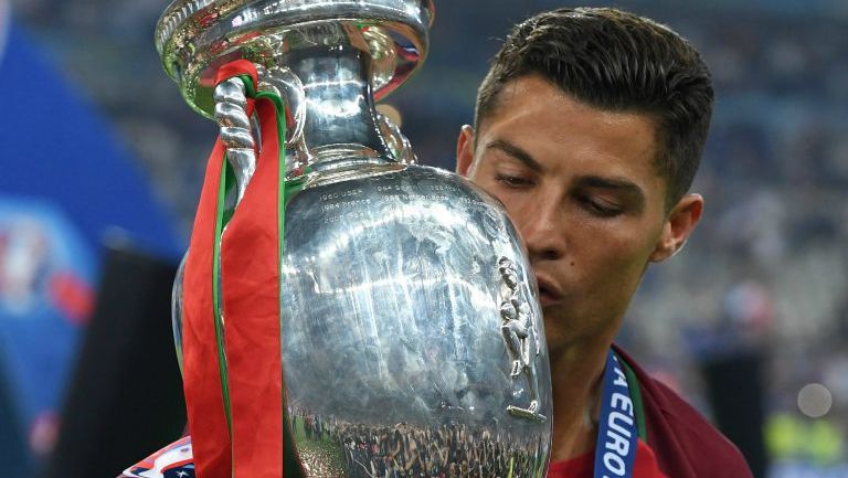 El delantero portugués, Cristiano Ronaldo, besa la Eurocopa tras la Final disputada en Saint-Denis