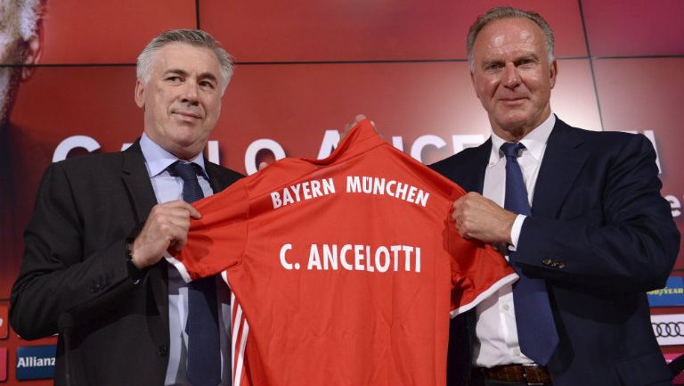 Ancelotti muestra con orgullo la playera del Bayern 
