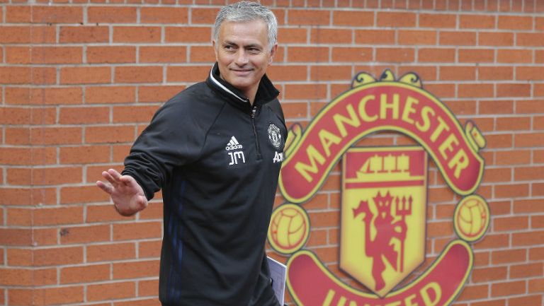 Mourinho, saluda tras su presentación con Manchester United