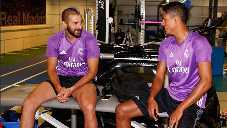 Benzema platica con Varane en gimnasio del Madrid