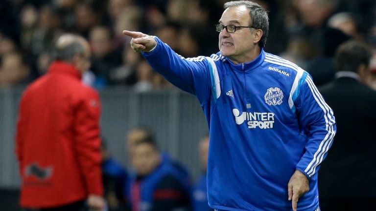 Bielsa da indicaciones en un juego del Olympique de Marsella