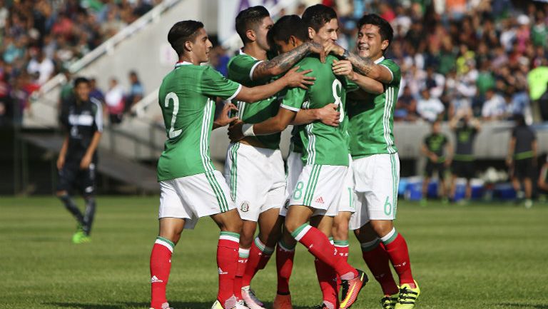 Jugadores del Tri festejan gol contra el Zacatepec