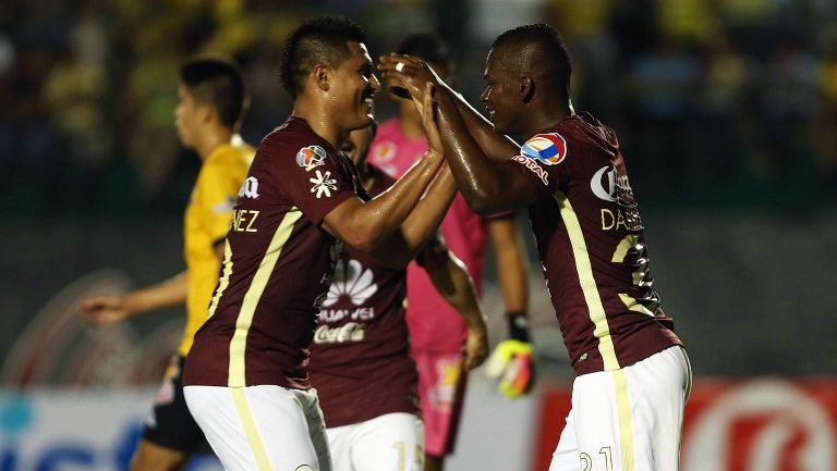 Carlos Darwin Quintero celebra con Osvaldo Martínez uno de los goles de las Águilas