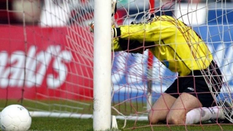 El portero Tomislav Piplica lamenta un gol convertido en propia meta