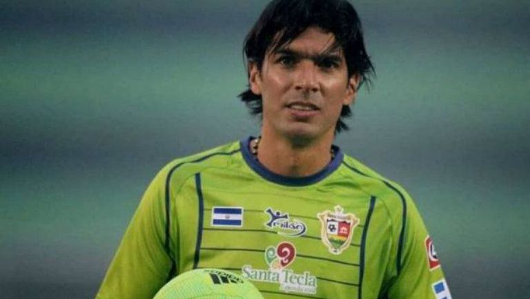 El Loco Abreu con el Santa Tecla de El Salvador