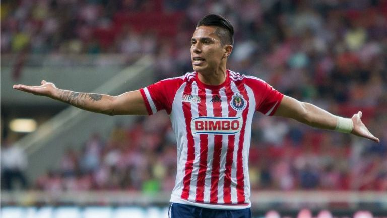 Carlos Salcedo en un duelo con las Chivas en el Clausura 2016