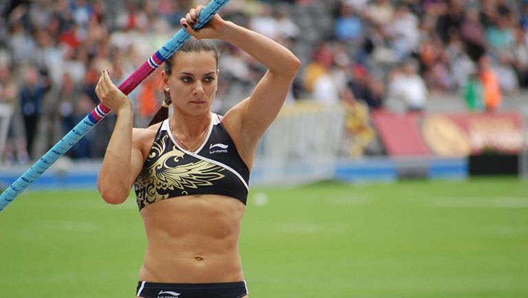 Yelena Isinbayeva durante una prueba de salto con garrocha