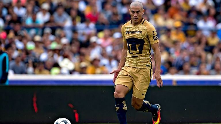 Darío Verón, durante el duelo entre Pumas y Chivas en el A2016