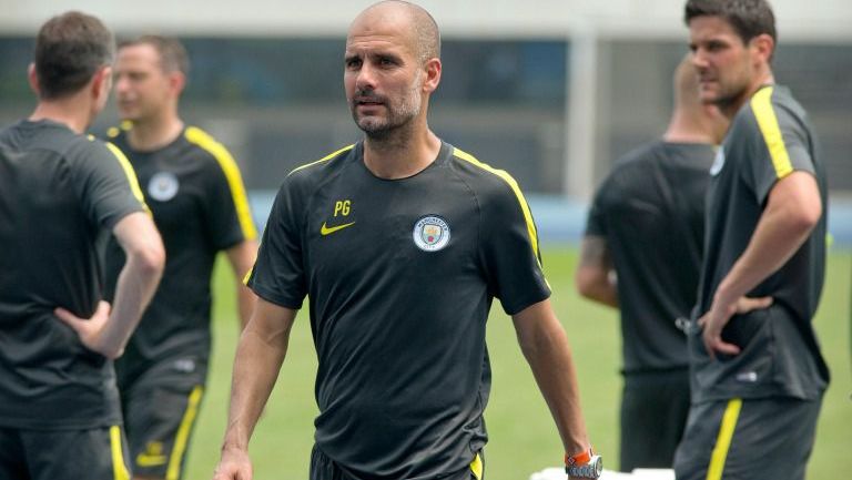 Pep Guardiola dirige un entrenamiento del Man City