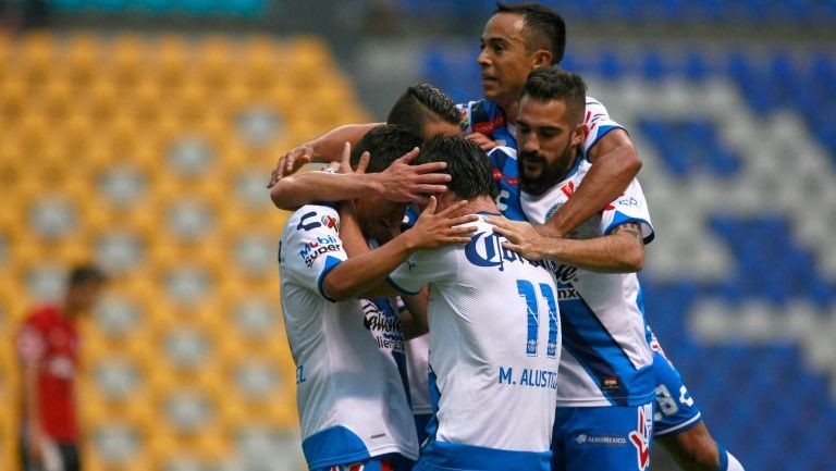 Jugadores de Puebla celebran uno de los goles frente a Xolos