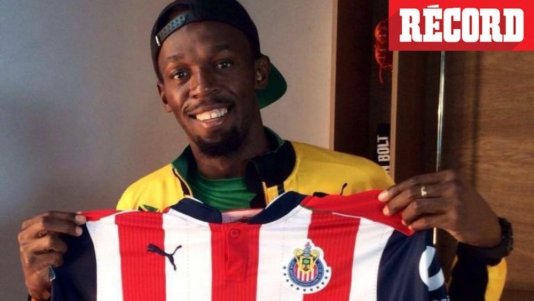 Usain Bolt sostiene la nueva playera de Chivas