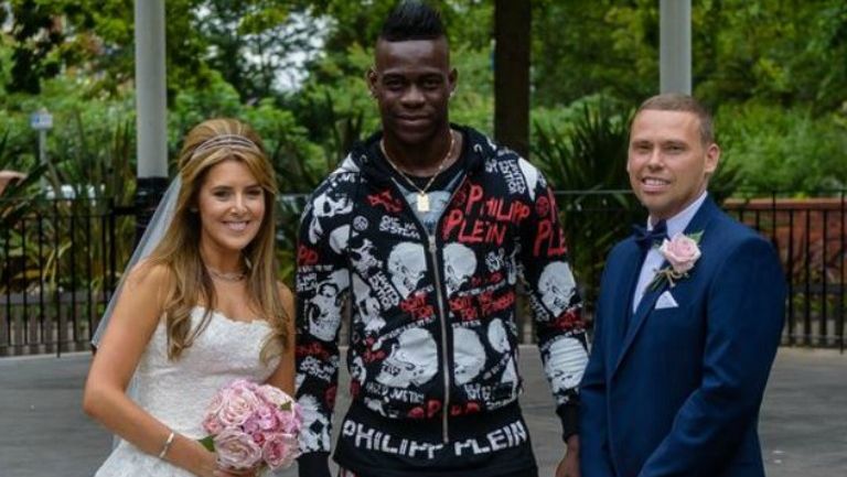 Balotelli posa con los novios en su sesión de fotos