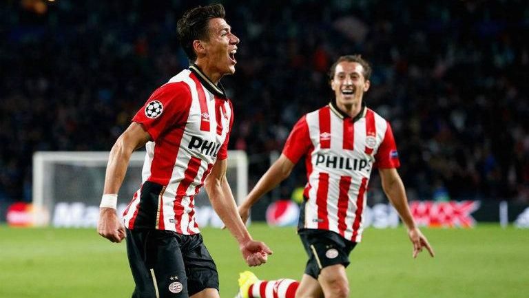 Héctor Moreno y Guardado festejan un gol con el PSV Eindhoven
