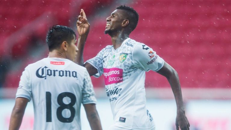 José Manuel Ayoví celebra uno de los goles que marcó frente a Chivas